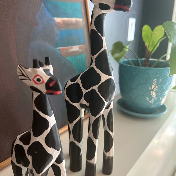Vintage Handcrafted Black and White Giraffe Figurines Indonesia - Picture 13 of 16